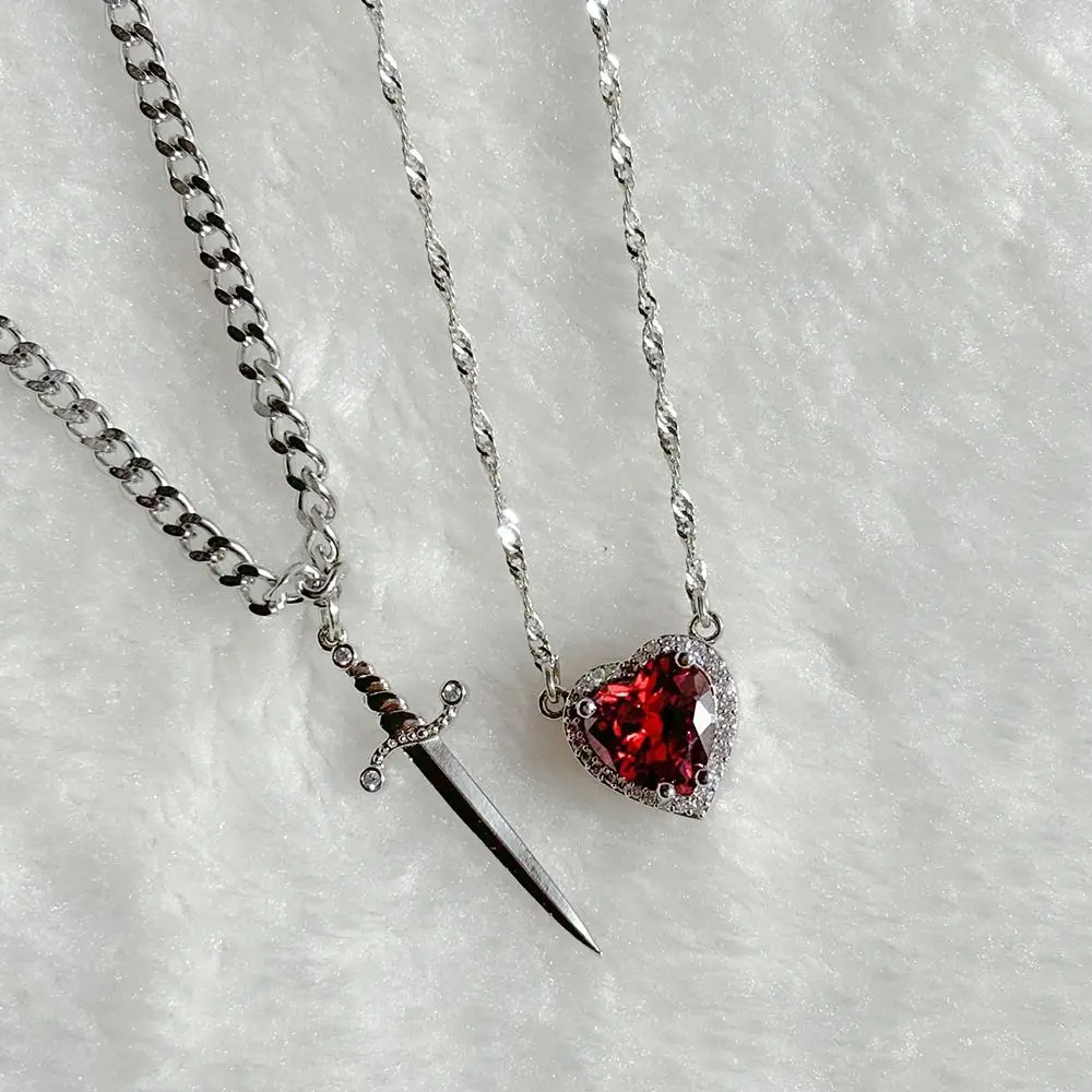 Colar Branca de neve e o caçador